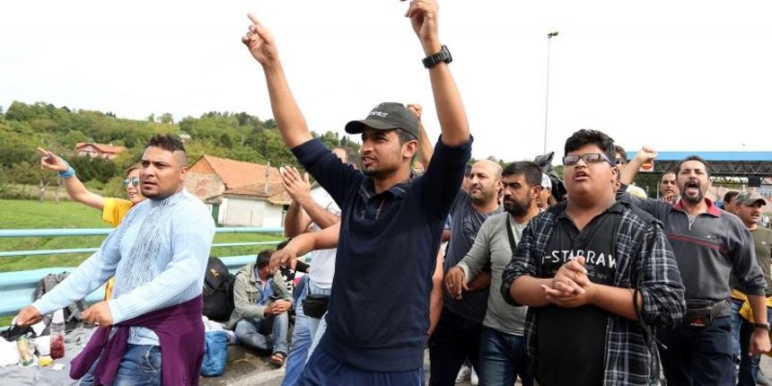 Harmica – Proslo je vise od 24 sata otkako su autobusi odvezli jedan dio izbjeglica s Hrvatsko Slovenske granice te sada izbjeglice u ocaju upucuju prosvjednu notu Slovencima. Photo: Borna Filic/PIXSELL