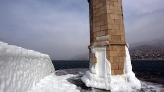 Zaleđeno more i čudesne ledene skulpture na senjskoj rivi