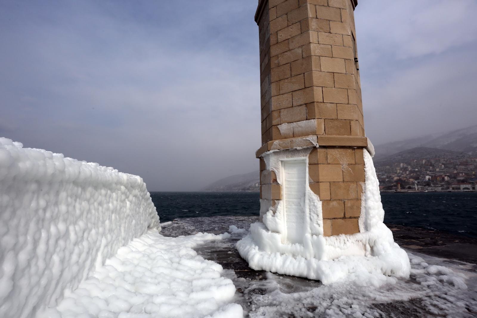 Zaleđeno more i čudesne ledene skulpture na senjskoj rivi