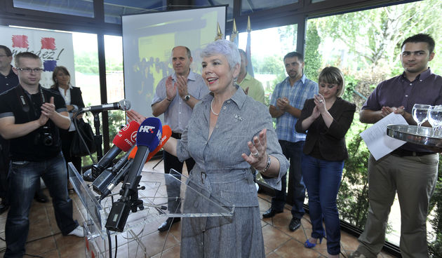 Predsjednica HDZ-a i Vlade Jadranka Kosor dodjelila je u restoranu Domagoj 1500 clanskih isaznica novim clanovima mladezi HDZ-a. Foto: Marko Miscevic / CROPIX