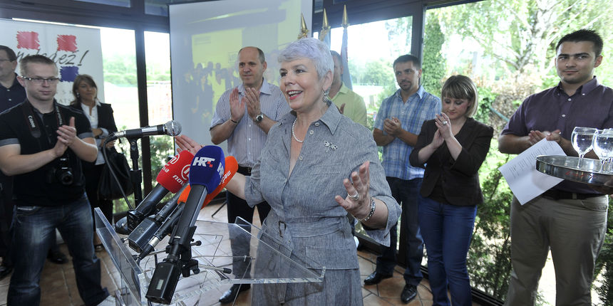 Predsjednica HDZ-a i Vlade Jadranka Kosor dodjelila je u restoranu Domagoj 1500 clanskih isaznica novim clanovima mladezi HDZ-a. Foto: Marko Miscevic / CROPIX Predsjednica HDZ-a i Vlade Jadranka Kosor dodjelila je u restoranu Domagoj 1500 clanskih isaznica novim clanovima mladezi HDZ-a. Foto: Marko Miscevic / CROPIX