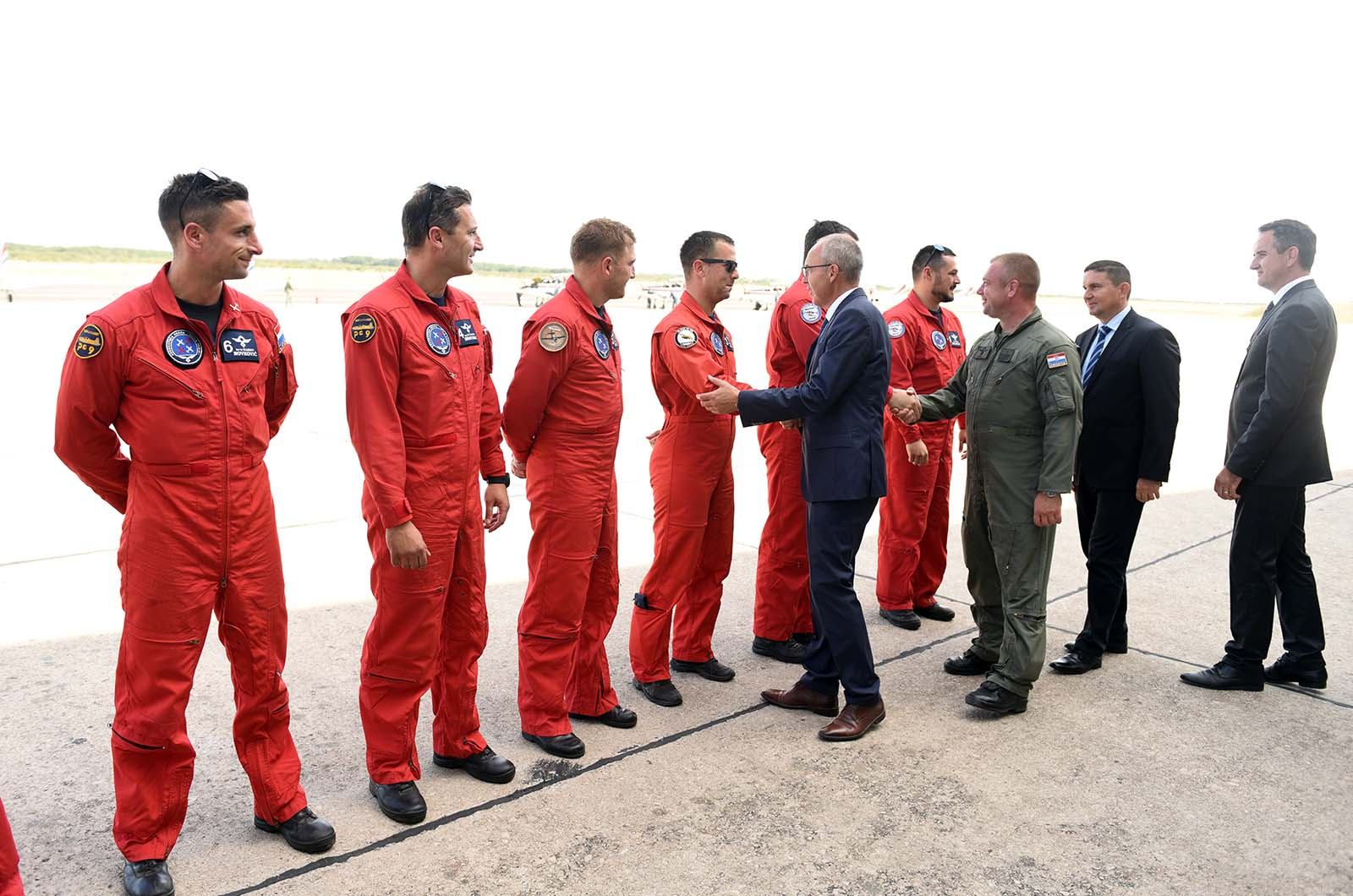 Krstičević poželio Krilima Oluje dobrodošlicu nakon nastupa u Belgiji i čestitao im jubilarni 200. nastup Krstičević poželio Krilima Oluje dobrodošlicu nakon nastupa u Belgiji i čestitao im jubilarni 200. nastup