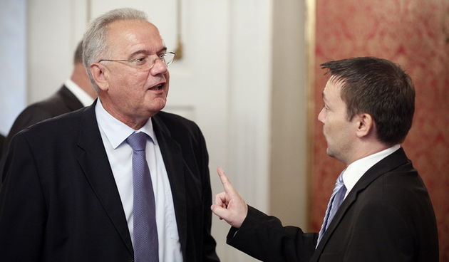 Zagreb, 060912.
Redovna sjednica Vlade RH u Banskim dvorima na Markovom trgu.
Na slici: potpredsjednik Vlade Neven Mimica i ministar uprave Arsen Bauk.
Foto: Dragan Matic / CROPIX