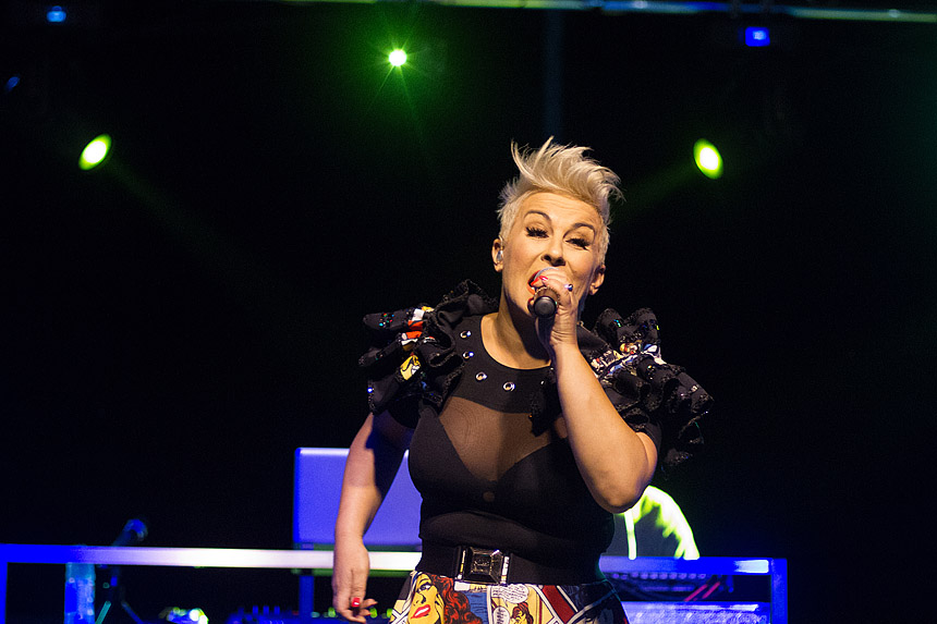 Mještani Bibinja sinoć su uživali u vrhunskom koncertu grupe Colonija na sportskom centru Crljenica Mještani Bibinja sinoć su uživali u vrhunskom koncertu grupe Colonija na sportskom centru Crljenica