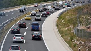 Zbog orkanske bure promet autocestom A1 odvija se otežano. Photo: Dino Stanin/PIXSELL