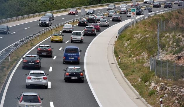 Zbog orkanske bure promet autocestom A1 odvija se otežano. Photo: Dino Stanin/PIXSELL
