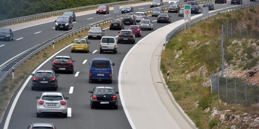 Zbog orkanske bure promet autocestom A1 odvija se otežano. Photo: Dino Stanin/PIXSELL