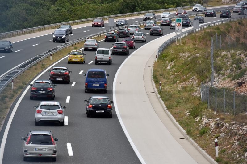 Zbog orkanske bure promet autocestom A1 odvija se otežano. Photo: Dino Stanin/PIXSELL