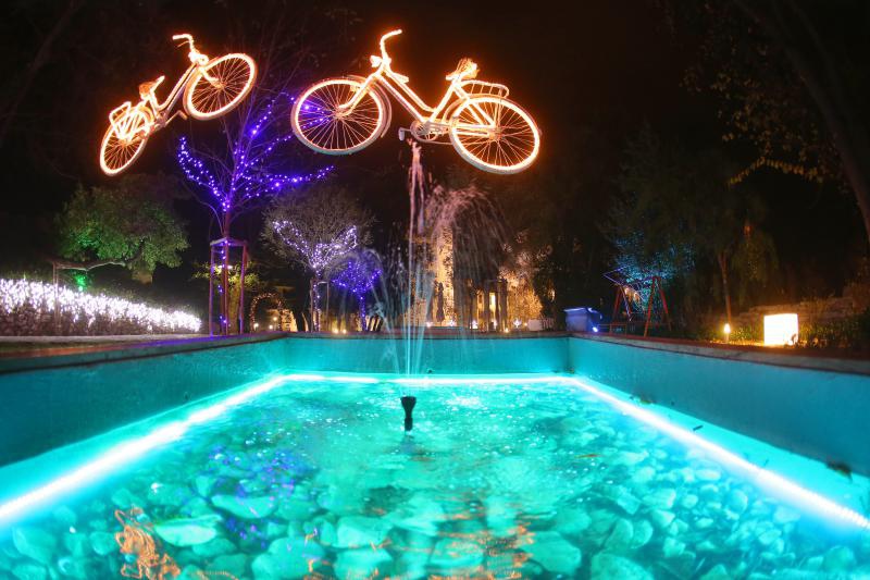 Perivoj Jelene Madijevke na trgu Pet bunara dobio je novo bozicno ruho. Photo: Filip Brala/PIXSELL Perivoj Jelene Madijevke na trgu Pet bunara dobio je novo bozicno ruho. Photo: Filip Brala/PIXSELL