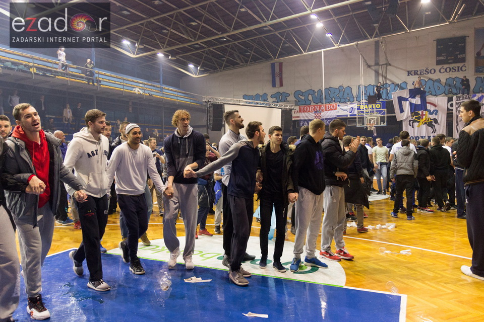 Humanitarno gledanje utakmice Zadar-Cibona (85-84) u Jazinama Humanitarno gledanje utakmice Zadar-Cibona (85-84) u Jazinama