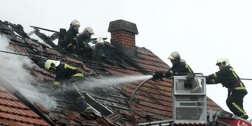 Vatrogasci Vatrogasne postrojbe Zagreb gase pozar obiteljske kuce u Vrapcanskoj ulici. Do pozara je doslo uslijed eksplozije plina prilikom cega je jedna osoba ozljedjena. Vatrogasci su ozlijedjenu osobu izvukli iz kuce te predali hitnoj medicinskoj pomoc Vatrogasci Vatrogasne postrojbe Zagreb gase pozar obiteljske kuce u Vrapcanskoj ulici. Do pozara je doslo uslijed eksplozije plina prilikom cega je jedna osoba ozljedjena. Vatrogasci su ozlijedjenu osobu izvukli iz kuce te predali hitnoj medicinskoj pomoc
