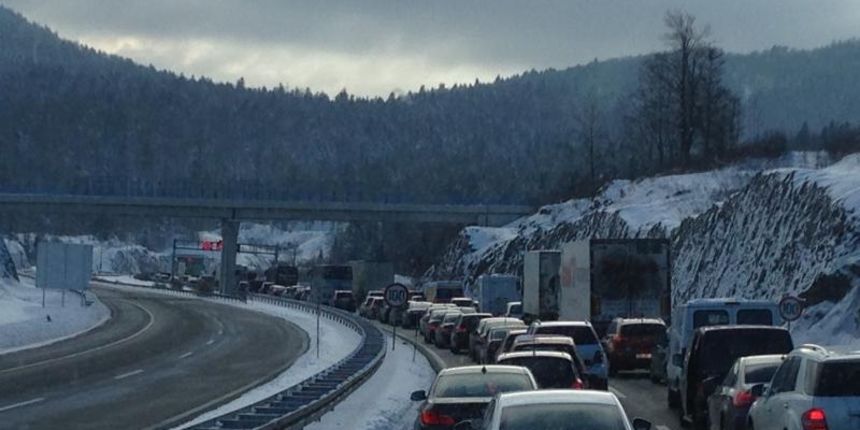 Mala Kapela – Prometna nesreca u tunelu Mala Kapela. Promet u smjeru mora na A1 je obustavljen. Photo: Borna Filic/PIXSELL Mala Kapela – Prometna nesreca u tunelu Mala Kapela. Promet u smjeru mora na A1 je obustavljen. Photo: Borna Filic/PIXSELL