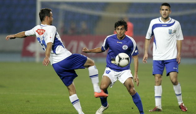 Osijek, 201012.
Nogomet.
Stadion Gradski vrt Osijek. Prva MaxTv liga, utakmica Osijek – Zadar.
Na slici: Luka Begonja (Zad) i Zoran Kvrzic ( Os).
Foto: Vlado Kos / Cropix