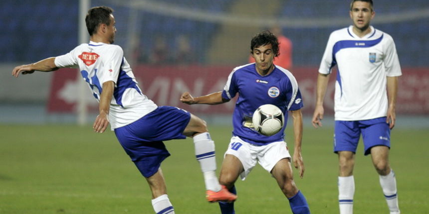 Osijek, 201012.
Nogomet.
Stadion Gradski vrt Osijek. Prva MaxTv liga, utakmica Osijek – Zadar.
Na slici: Luka Begonja (Zad) i Zoran Kvrzic ( Os).
Foto: Vlado Kos / Cropix