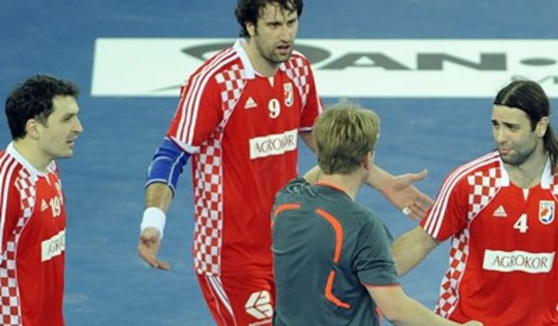 Danski sudac u prepirci s rukometašima (Foto: Janko Ponoš/Cropix)