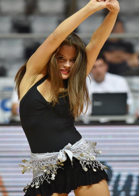 ZDBT 2016: Zmajčice plijene poglede u prekidima utakmice Darussafake i Budućnosti u Krešinom domu. Photo: Hrvoje Jelavić/PIXSELL