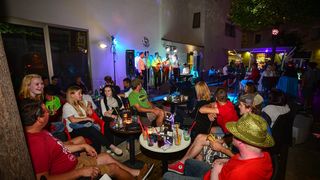 Klapa Contra oduševila u Teatro Baru i Zlatnom kutiću. Foto: Iva Perinčić Klapa Contra oduševila u Teatro Baru i Zlatnom kutiću. Foto: Iva Perinčić