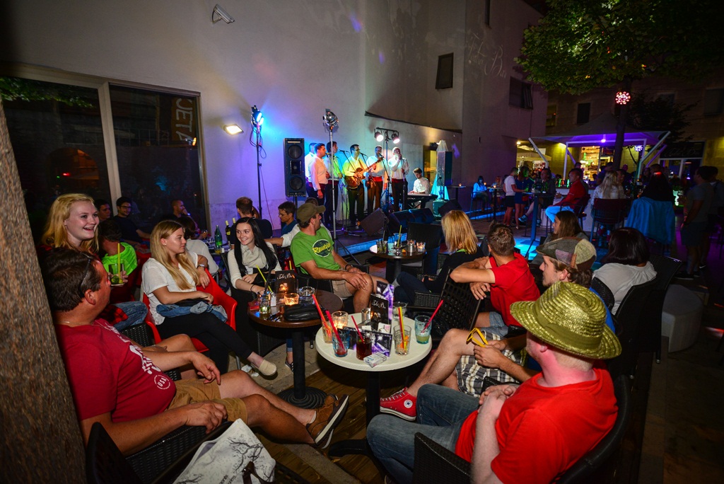 Klapa Contra oduševila u Teatro Baru i Zlatnom kutiću. Foto: Iva Perinčić Klapa Contra oduševila u Teatro Baru i Zlatnom kutiću. Foto: Iva Perinčić