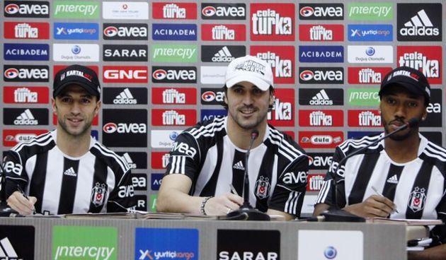 Besiktas’ new players Simao Sabrosa (L), Hugo Almeida (C) and Manuel Fernandes // Reuters