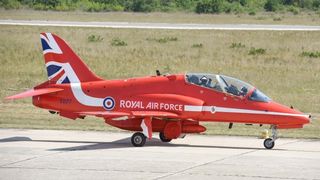 Akrobatska skupina “Red Arrows” Royal Air Forcea u posjeti Zračnoj bazi u Zemuniku Akrobatska skupina “Red Arrows” Royal Air Forcea u posjeti Zračnoj bazi u Zemuniku