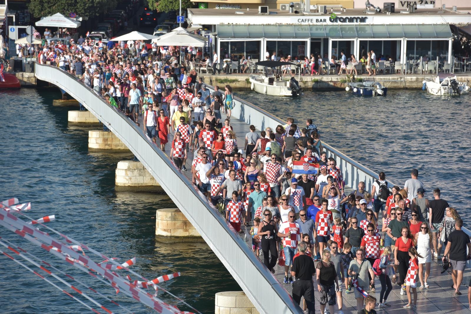 Zadar dočekao svoje Vatrene: Sve generacije okupile se na Forumu