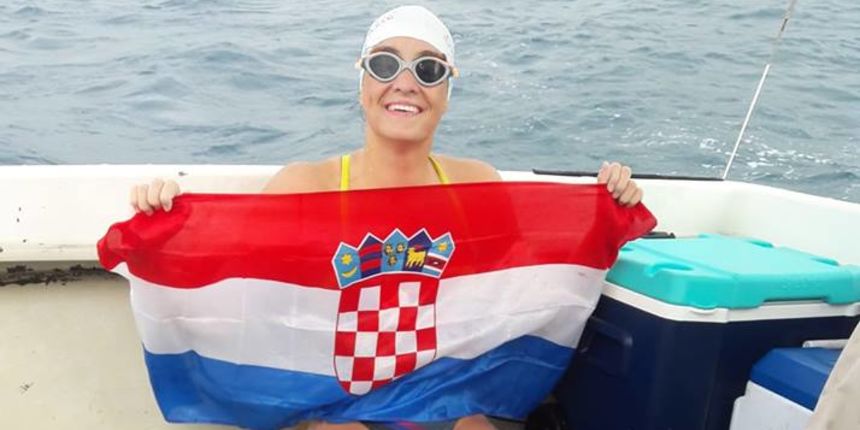 Dina Levačić po izuzetno teškim uvjetima preplivala 42 kilometra od od havajskog otoka Molokai do otoka Oahu Dina Levačić po izuzetno teškim uvjetima preplivala 42 kilometra od od havajskog otoka Molokai do otoka Oahu