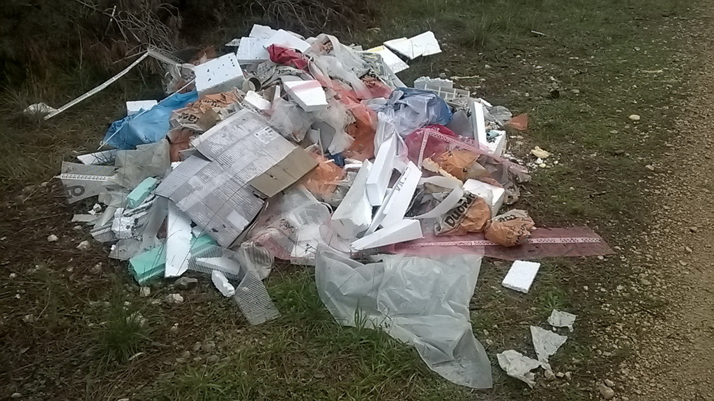 Park šuma Musapstan zagađena raznim otpadom Park šuma Musapstan zagađena raznim otpadom