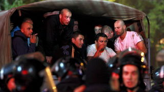 Temisvar, Rumunjska, 011009.
Stadion Dan Paltinisanu.
Europska liga, 2. kolo, nogometna utakmica Temisvar – Dinamo.
Na fotografiji: neredi prije pocetka utakmice. Navijaci potrpani u vojni kamion.
Foto: Ronald Gorsic / CROPIX Temisvar, Rumunjska, 011009.
Stadion Dan Paltinisanu.
Europska liga, 2. kolo, nogometna utakmica Temisvar – Dinamo.
Na fotografiji: neredi prije pocetka utakmice. Navijaci potrpani u vojni kamion.
Foto: Ronald Gorsic / CROPIX