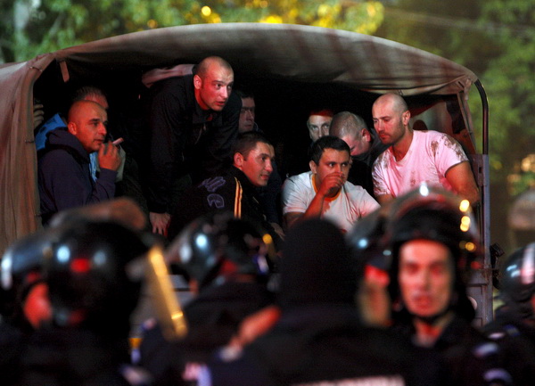 Temisvar, Rumunjska, 011009.
Stadion Dan Paltinisanu.
Europska liga, 2. kolo, nogometna utakmica Temisvar – Dinamo.
Na fotografiji: neredi prije pocetka utakmice. Navijaci potrpani u vojni kamion.
Foto: Ronald Gorsic / CROPIX Temisvar, Rumunjska, 011009.
Stadion Dan Paltinisanu.
Europska liga, 2. kolo, nogometna utakmica Temisvar – Dinamo.
Na fotografiji: neredi prije pocetka utakmice. Navijaci potrpani u vojni kamion.
Foto: Ronald Gorsic / CROPIX