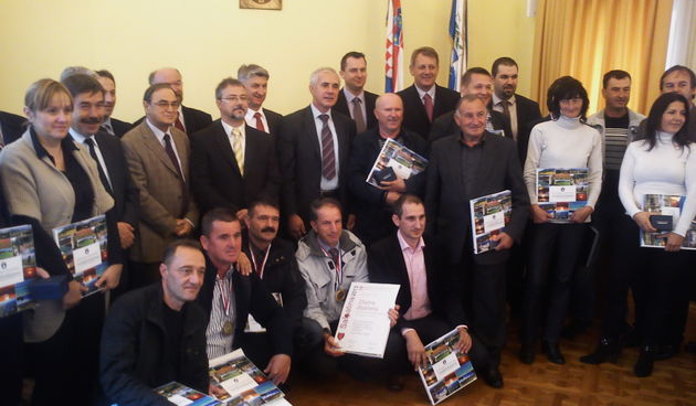 Župan Stipe Zrilić jutros je Velikoj vijećnici Doma Županije svečano primio nagrađene vinare