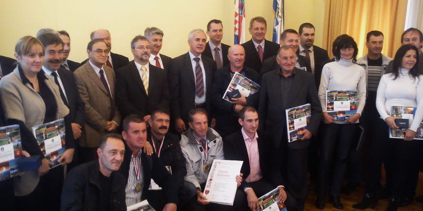 Župan Stipe Zrilić jutros je Velikoj vijećnici Doma Županije svečano primio nagrađene vinare