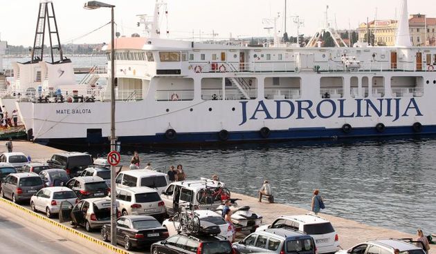 Zadar – Guzve na trajektnom pristanistu ne jenjavaju cijeli dan. Photo: Dino Stanin/PIXSELL Autor  Dino Stanin/PIXSELL KLJUČNE RIJEČI  turisticka sezona, Jadrolinija, guzve, trajekt, turizam, guzva, ljeto, turisti