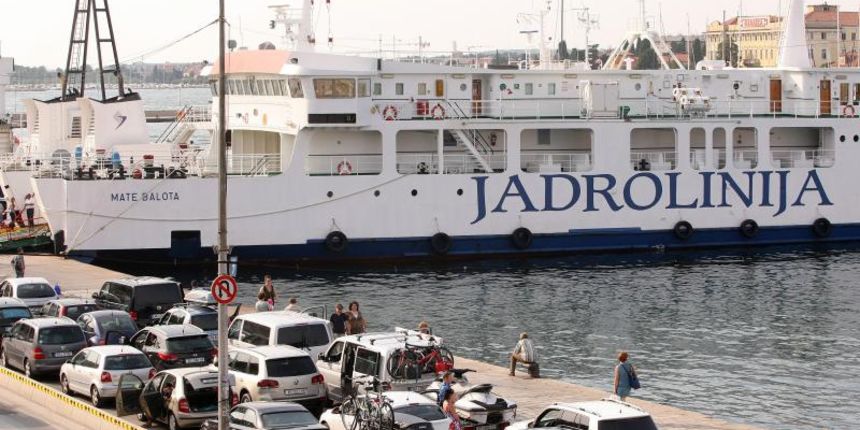 Zadar – Guzve na trajektnom pristanistu ne jenjavaju cijeli dan. Photo: Dino Stanin/PIXSELL Autor  Dino Stanin/PIXSELL KLJUČNE RIJEČI  turisticka sezona, Jadrolinija, guzve, trajekt, turizam, guzva, ljeto, turisti