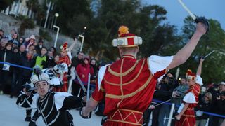 HGD Sv. Cecilija izvelo korčulanski viteški ples “Moreška” na Pozdravu suncu