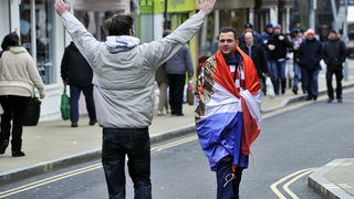 Swansea (Wales), 260313.
Swansea uoci kvalifikacijske utakmice za Svjetsko prvenstvo u Brazilu, 2014. godine, izmedju reprezentacija Walesa i Hrvatske.
Hrvatski navijaci u centru grada, prije vecerasnje nogometne utakmice .
Foto: Boris Kovacev / CROPIX
