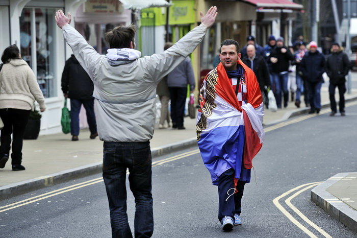 Swansea (Wales), 260313.
Swansea uoci kvalifikacijske utakmice za Svjetsko prvenstvo u Brazilu, 2014. godine, izmedju reprezentacija Walesa i Hrvatske.
Hrvatski navijaci u centru grada, prije vecerasnje nogometne utakmice .
Foto: Boris Kovacev / CROPIX