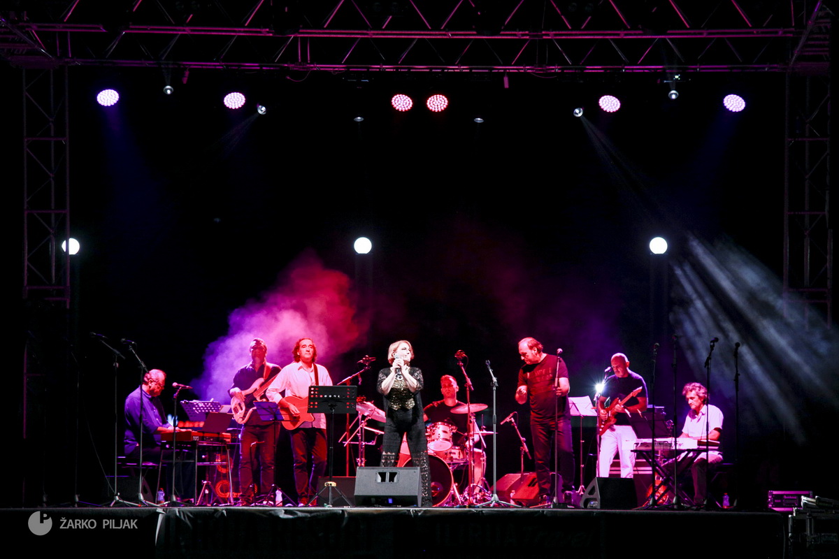 Zorica Kondža i klapa Cambi @ bazen Ilirije u Biogradu