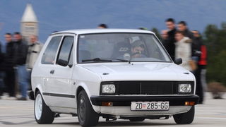 Sepurine, 220112
Na pisti vojarne Sepurine nedaleko od Zadra, okupili su se ljubitelji automoto sporta. Do trenutka kad je policija prekinula aktivnosti na pisti, automobili i motocikli su se utrkivali i izvodili raznorazne akrobacije na odusevljenje pris Sepurine, 220112
Na pisti vojarne Sepurine nedaleko od Zadra, okupili su se ljubitelji automoto sporta. Do trenutka kad je policija prekinula aktivnosti na pisti, automobili i motocikli su se utrkivali i izvodili raznorazne akrobacije na odusevljenje pris