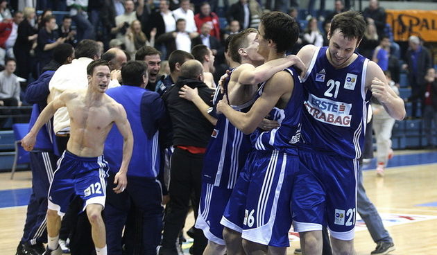 Zagreb, 311010. KC Drazen Petrovic. Zavrsni turnir Kupa Kresimir Cosic, Cedevita – Zadar. KK Zadar zbog nepodmirenih obaveza prema nekim igracima igra sa sastavom u kojem je 5 juniora i 1 kadet. Na slici: Slavlje kosarkasa Zadra nakon pobjede 83-82 nad Ce