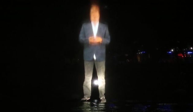 Stipe Petrina započeo je kampanju svjetlosnim spektaklom u Primoštenu