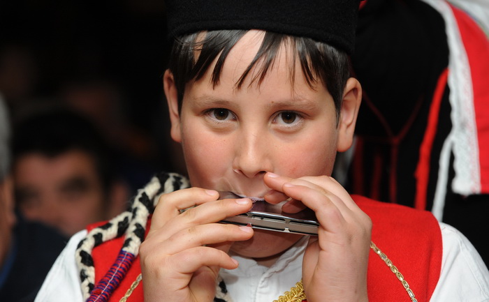 Zadar, 080111.
U Nadinu, selu pokraj Benkovca odrzana je danas
4. Cvitarijada pod nazivom Najbolji cvitarasi od Nina do Knina. Rijec je o natjecanju u kojem je sudjelovalo oko
30-ak samoukih sviraca etno skladbi na usnoj harmonici.
Na slici: natjecate Zadar, 080111.
U Nadinu, selu pokraj Benkovca odrzana je danas
4. Cvitarijada pod nazivom Najbolji cvitarasi od Nina do Knina. Rijec je o natjecanju u kojem je sudjelovalo oko
30-ak samoukih sviraca etno skladbi na usnoj harmonici.
Na slici: natjecate