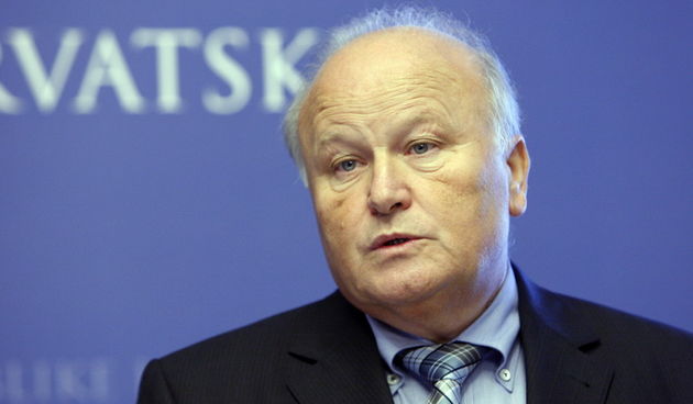 Zagreb, 221112.
Vlada.
U Vladi RH odrzana je prezentacija Prijedloga zakona o porezu na nekretnine, na kojoj je sudjelovao ministar financija Slavko Linic i pomocnica ministra i ravnateljica Porezne uprave Nada Cavlovic Smiljanec.
Na fotografiji: Slavko L