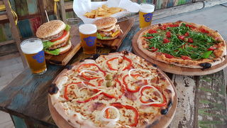 Vrhunska ponuda pizza i hamburgera u Famous Beach Bar & Grillu. Predstavljamo pizze Bianca i Rukola & Mozarella te Famous i Western hamburgeri