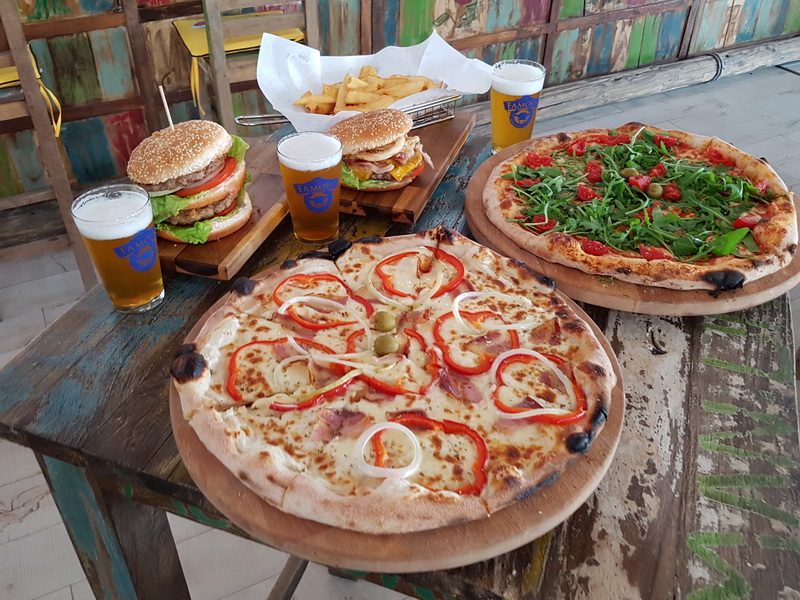 Vrhunska ponuda pizza i hamburgera u Famous Beach Bar & Grillu. Predstavljamo pizze Bianca i Rukola & Mozarella te Famous i Western hamburgeri
