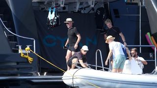 Članovi benda U2 David Howell Evans poznatiji kao The Edge i Adam Clayton odmaraju na Paklenim otocima u pauzi snimanja novog albuma