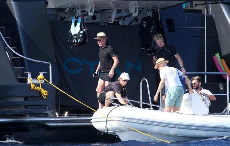 Članovi benda U2 David Howell Evans poznatiji kao The Edge i Adam Clayton odmaraju na Paklenim otocima u pauzi snimanja novog albuma