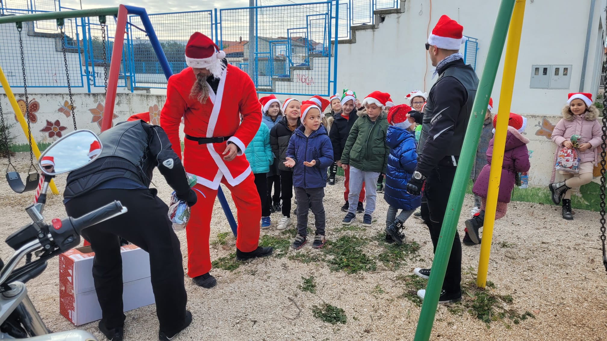 Bibinje: Moto mrazovi razveselili mališane Bibinje: Moto mrazovi razveselili mališane
