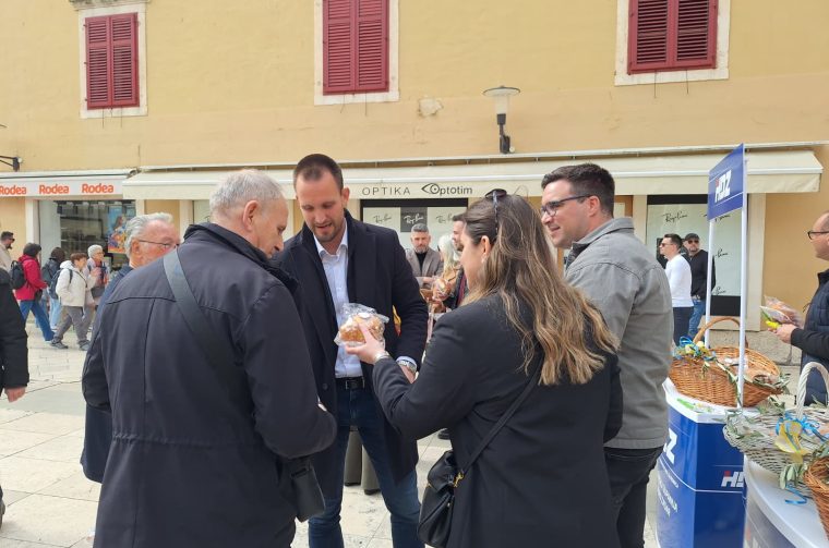 Gradonačelnik dijelio pogače, građanima poručio: Budimo otvoreni i bliži jedni drugima