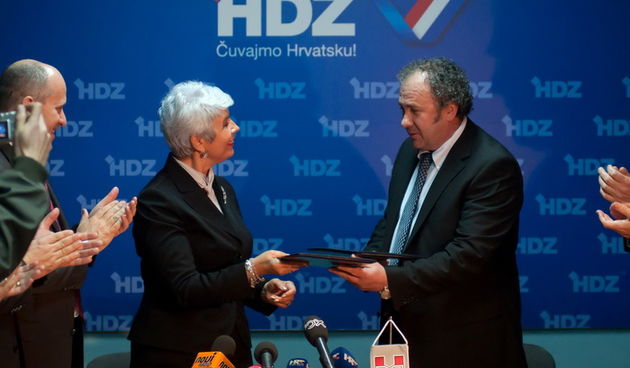 Zadar, 081111.
U Zadru je potpisan koalicijski sporazum HDZ-a i Hrvatske gradjanske stranke Zeljka Keruma za IX. i X. izbornu jedinicu.
Na fotografiji: predsjednica HDZ-a Jadranka Kosor i Zeljko Kerum.
Foto: Luka Gerlanc / CROPIX