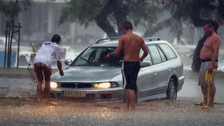 Zadar, 010912.
Nakon visemjesecne suse u Zadru se u subotu ujutro dogodio potop. Kisa je uz povremenu jaku grmljavinu pocela padati pred zoru, oko pet sati i jos nije prestala padati. Ogromne kolicine kise prekrile su prometnice na godinama poznatim kriti